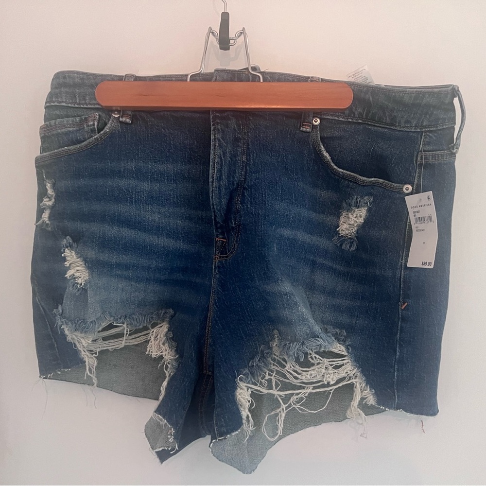 NWT - Good American - Bombshell shorts - size 15